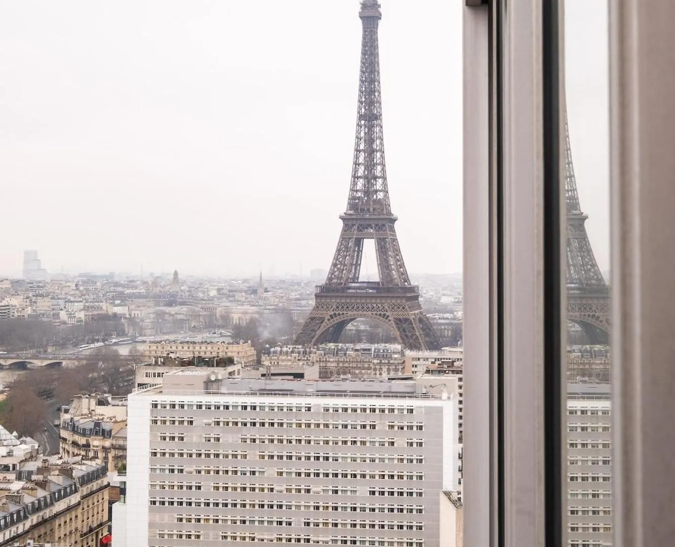 Veeve - Eiffel Skies Paris